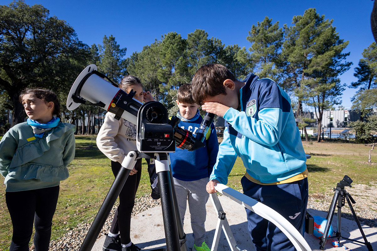 Niños observando por un telescopio en "El Anillo".