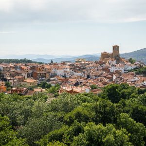 Vista panorámica de Hervás, con su iglesia coronando el pueblo.